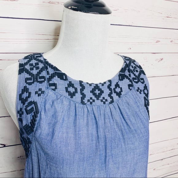 Old Navy Embroidered Blue Chambray Denim Sleeveless Casual Top Size Medium - Picture 5 of 8